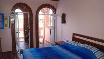6 bedrooms, iron/ironing board, WiFi, bed sheets