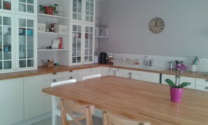 Fridge, microwave, oven, stovetop - Beautiful recent villa at Cap Ferret. Sought after area of Mimbeau (Lège-Cap-Ferret)