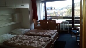 Travel crib, free WiFi - Beautiful views - mountain railways, ski lifts / Aquaria free; Pool House (Oberstaufen/Steibis)
