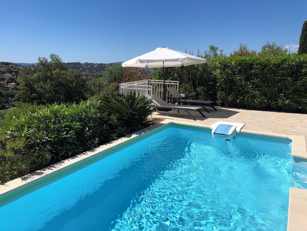 Utendørsbasseng og et oppvarmet basseng