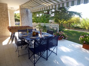 تناول الطعام بالخارج