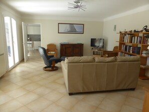 تلفزيون، مشغل دي في دي، كرة قدم الطاولة، تنس طاولة