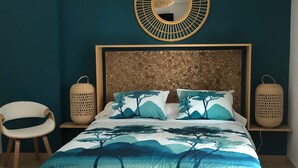 A bedroom with a bed, a round mirror, a woven wall hanging, and a chair. - Private pool & south-facing garden, absolute calm,  close to the sea. (La Ciotat)