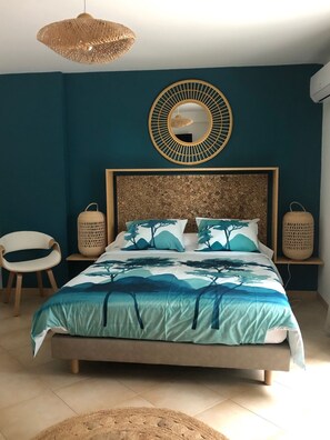 3 عدّة غرف نوم وخزنة داخل الغرفة ومكتب ومكواة/لوح كي