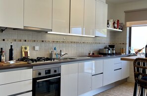 Refrigerador, horno, parrilla de estufa y lavavajillas 