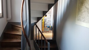 A wooden staircase with a black handrail leading to a landing. - Logis la Rotourelle  (Torcy-le-Grand)