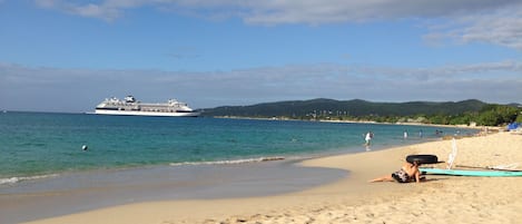 Playa en los alrededores, camastros y toallas de playa