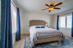 3 bedrooms, iron/ironing board, internet - Rare beachfront, stand-alone, single family home. Very spacious! (San Diego)