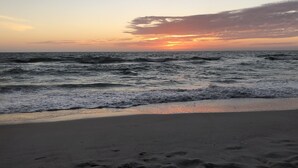 A beach with waves and a sunset. - A Shore Thing - Relaxing Island Living , Large Heated Pool, Boat Lift (Holmes Beach)