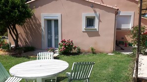 Outdoor dining - CHARMING HOUSE AT THE FOOT OF THE LUBÉRON STUDIO 4 PERSONS SWIMMING POOL, JACUZZI   (Velleron)