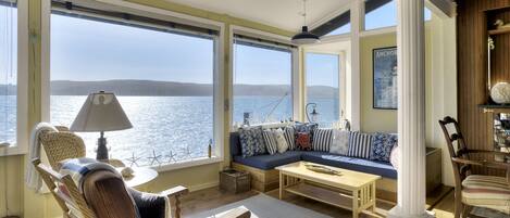 Téléviseur connecté, foyer, lecteur de DVD, chaßne audio