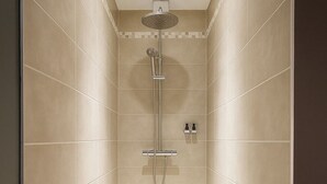 Uma área de chuveiro moderna, com design integrado, um chuveiro manual e um acessório de chuveiro portátil.