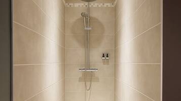 Douche, sèche-cheveux, serviettes fournies, savon