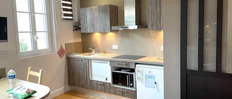 Kühlschrank, Mikrowelle, Herdplatte, Geschirrspüler