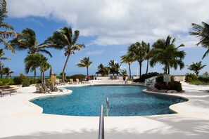 Een buitenzwembad, een verwarmd zwembad