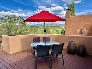 Outdoor dining - Casa Tórtola - 3BR Close To Plaza, Skiing, Ft. Marcy Park. Great Mountain views (Santa Fe)