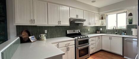 Køleskab, mikrobølgeovn, ovn, kogeplade