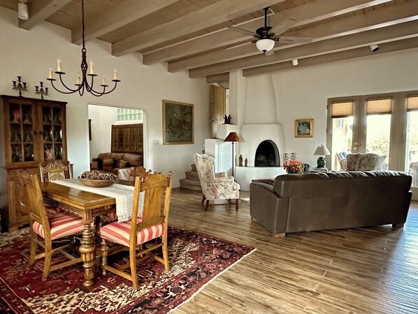 スマートテレビ、暖炉、DVD プレーヤー