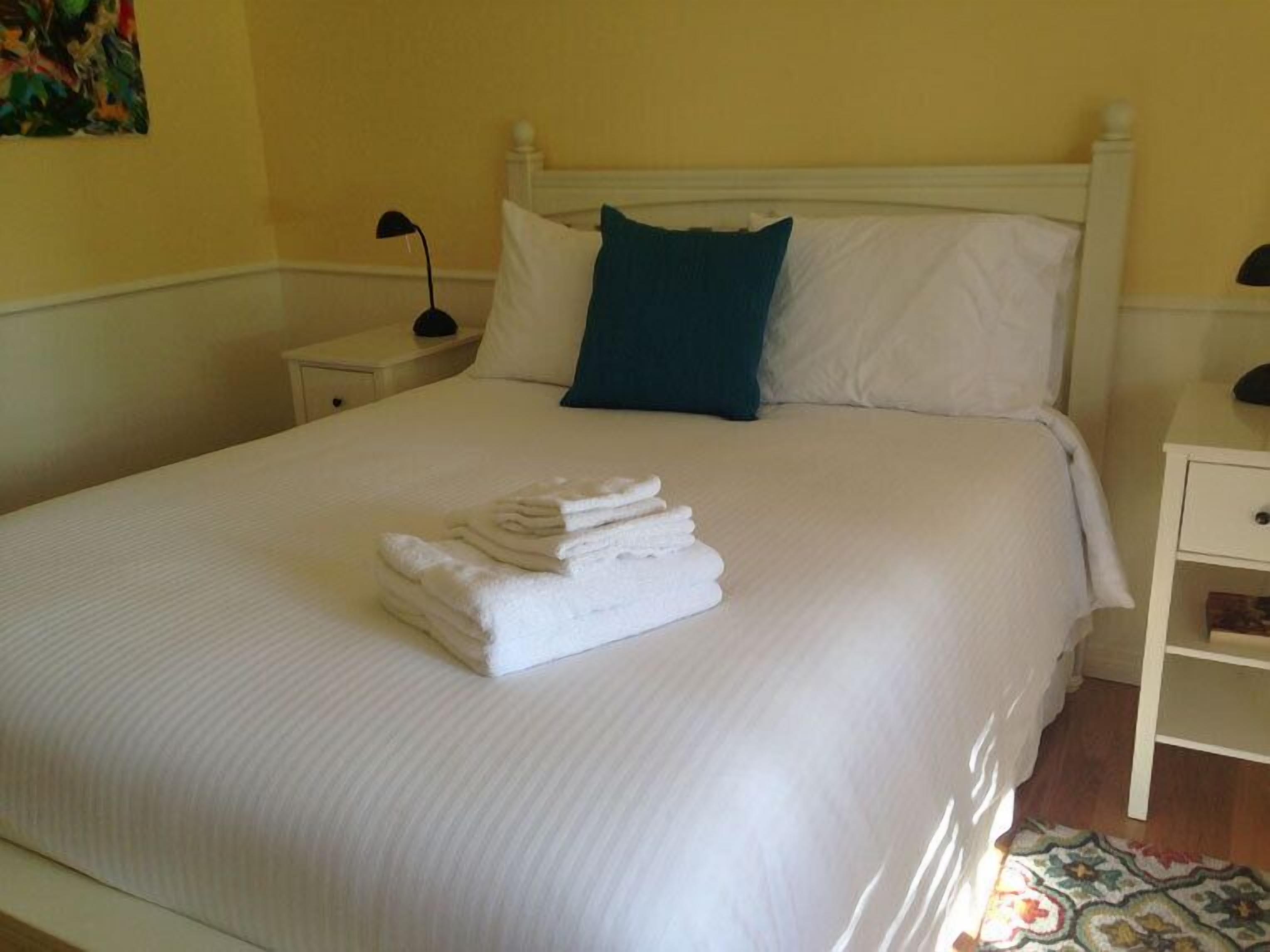 Quail's Inn, large pool, hot-tub, tennis court, private acreage midtown Kelowna 