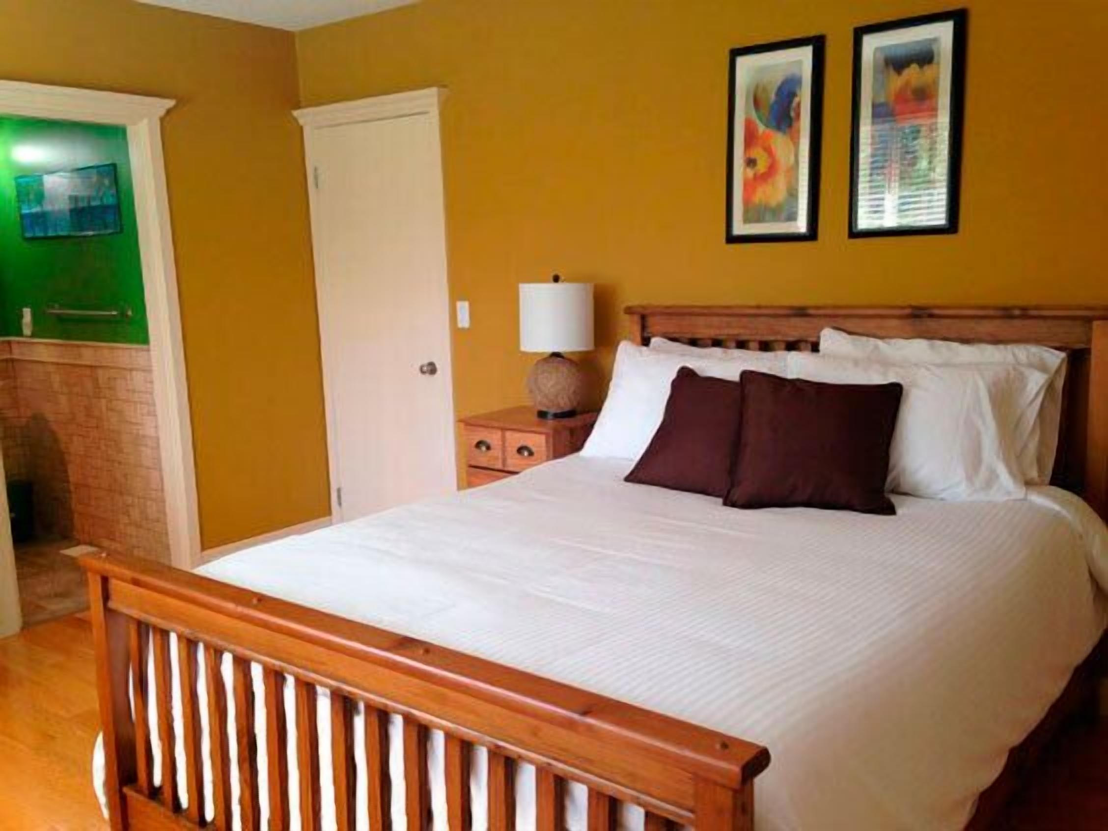 Quail's Inn, large pool, hot-tub, tennis court, private acreage midtown Kelowna 