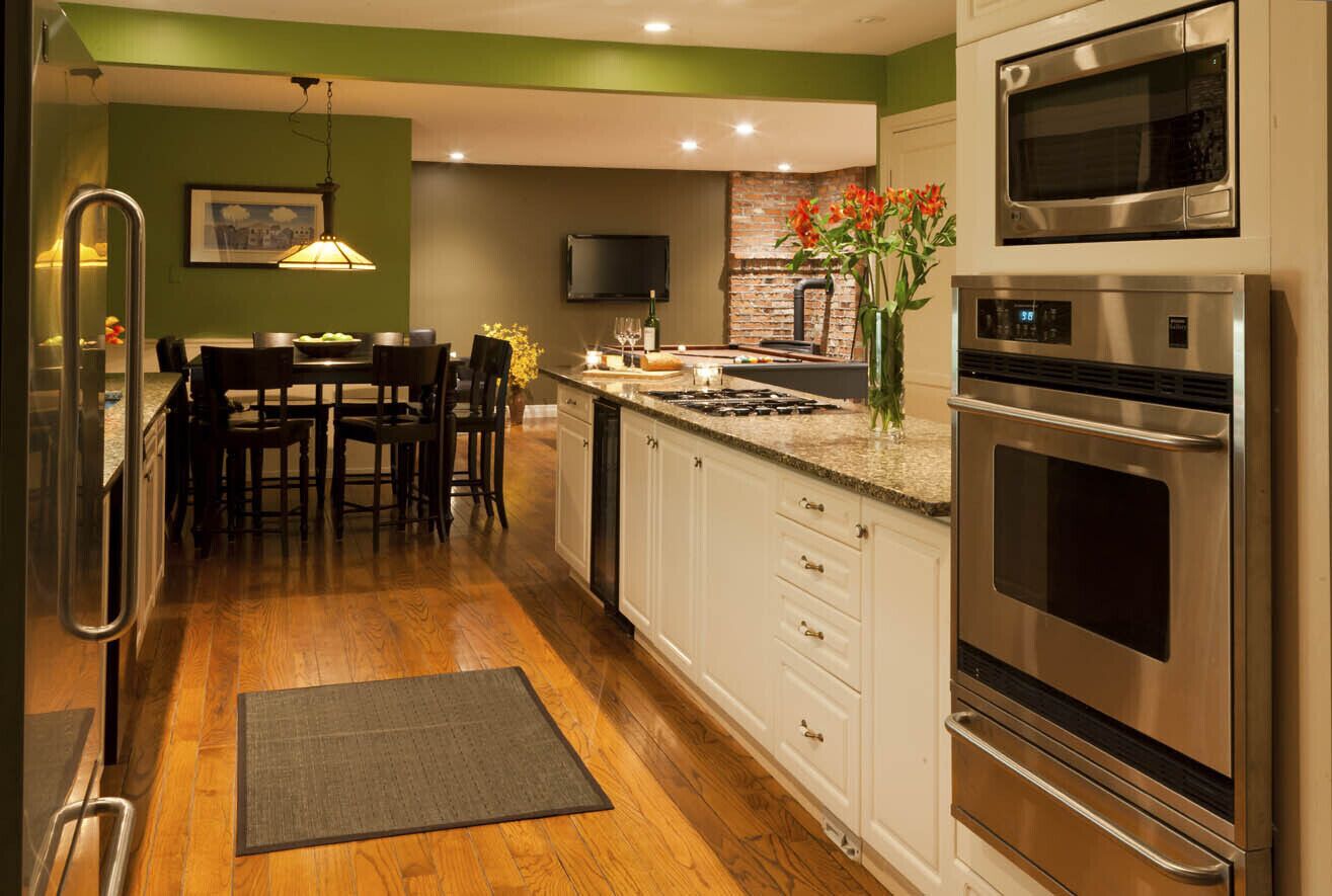 Quail's Inn, large pool, hot-tub, tennis court, private acreage midtown Kelowna 