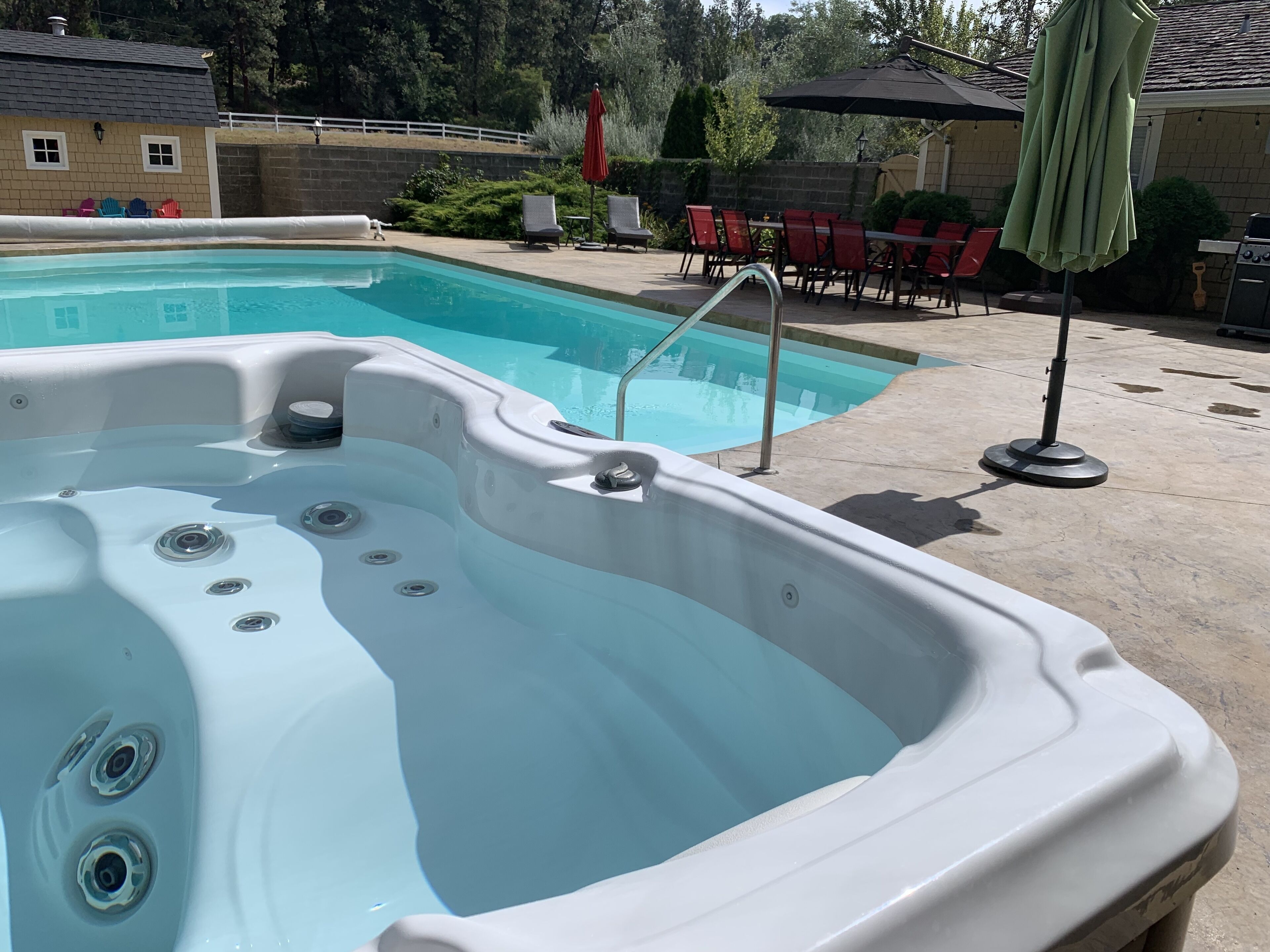 Quail's Inn, large pool, hot-tub, tennis court, private acreage midtown Kelowna 