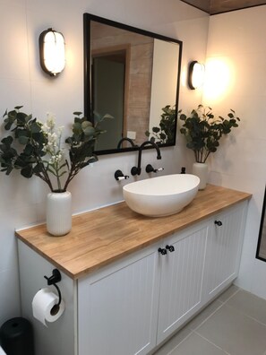 Dusche, Haartrockner, Seife, Toilettenpapier