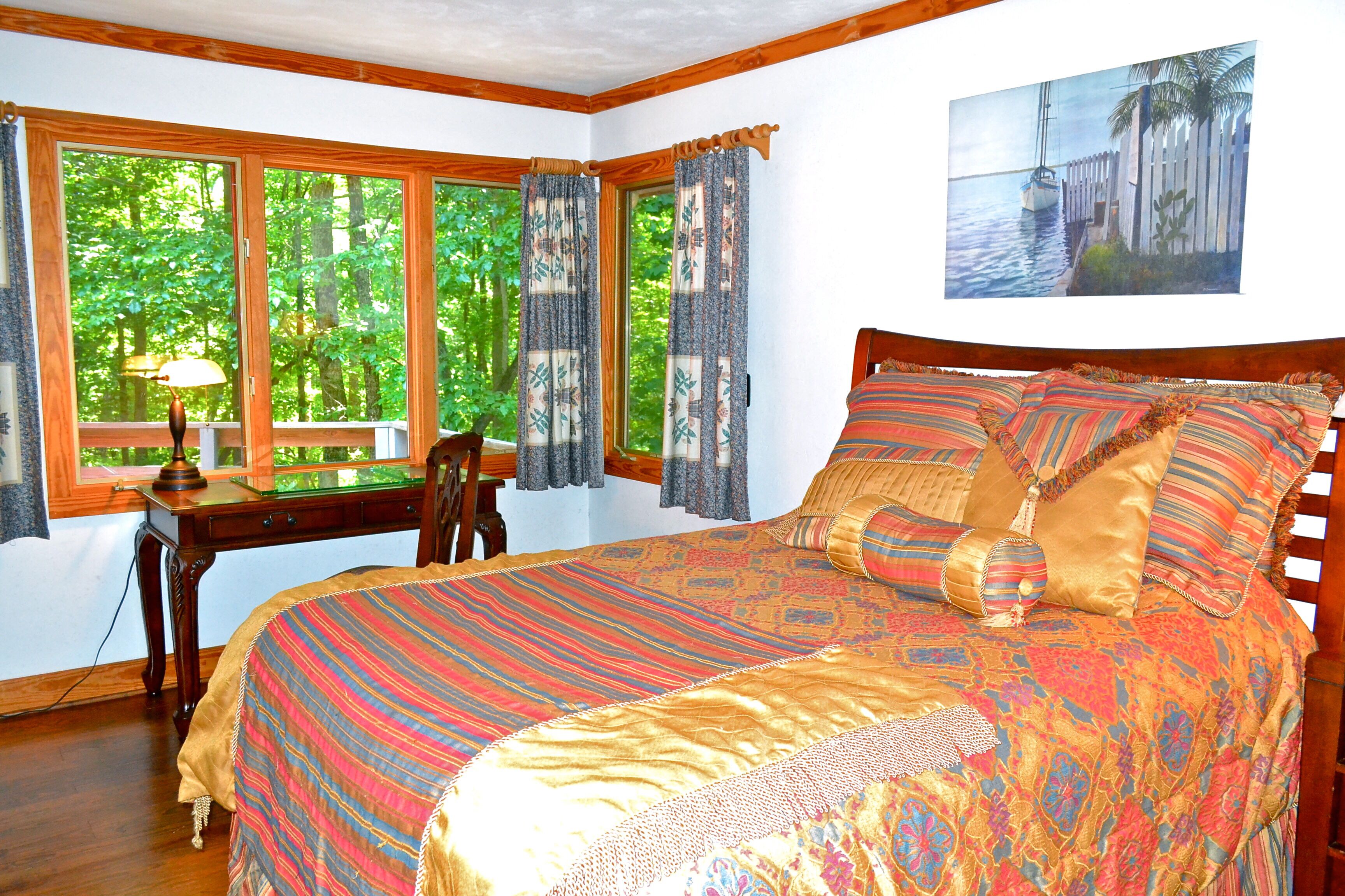 PRIVATE GEM,  PET FRIENDLY, and SECLUDED,  near all area attractions & TIEC 