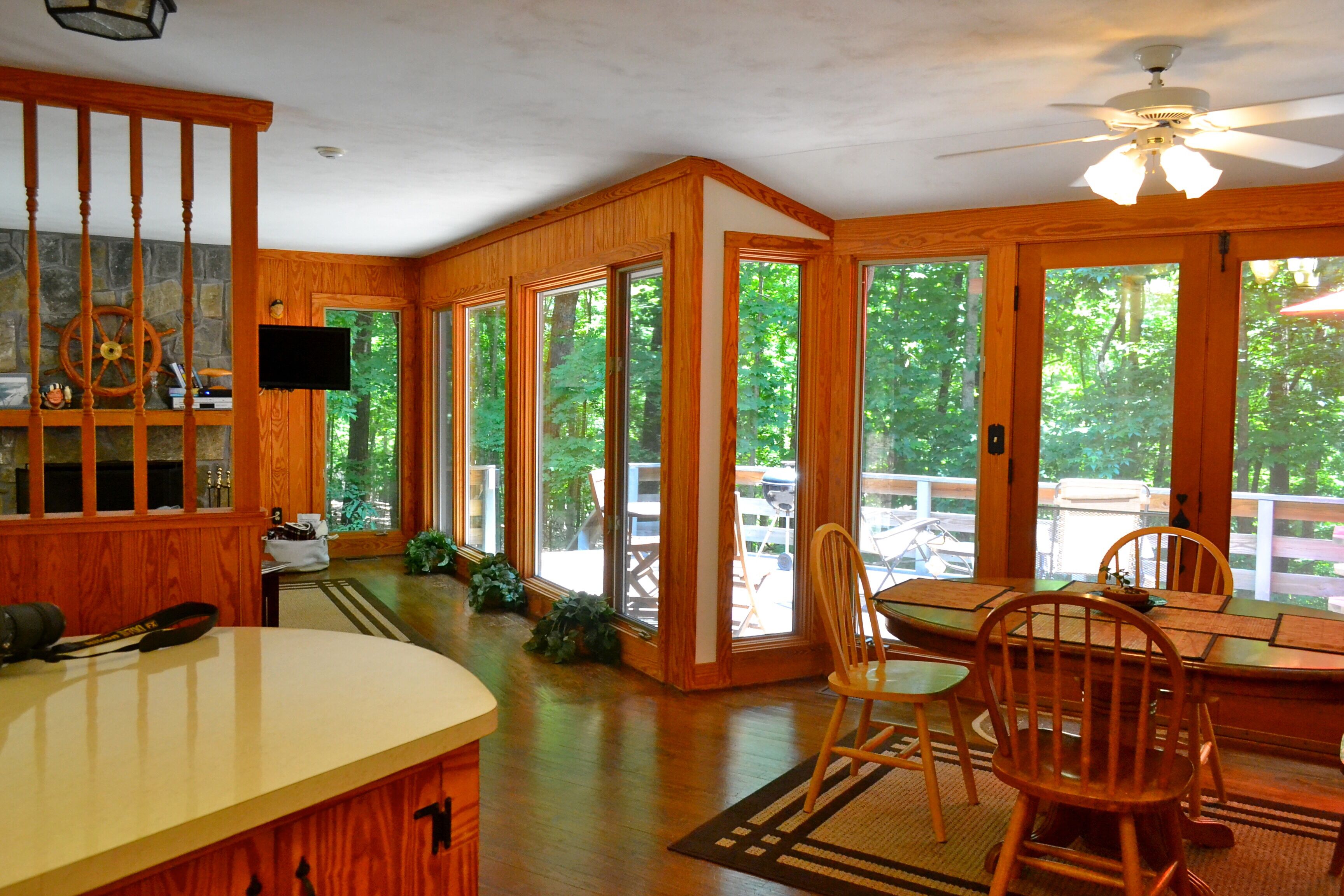 PRIVATE GEM,  PET FRIENDLY, and SECLUDED,  near all area attractions & TIEC 