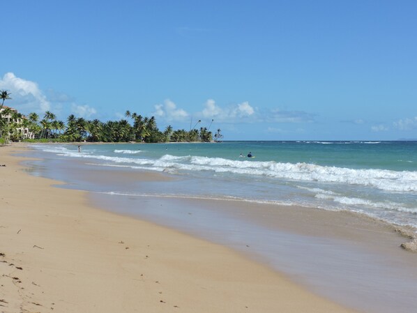 Sun-loungers, beach towels - Luxury Villa with Spectacular Ocean View, Newly Renovated and Updated (Humacao)
