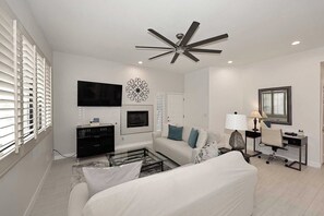 تلفزيون ذكي، مدفأة، مكتب، طابعة