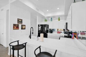 ثلاجة، ميكروويف، فرن، موقد طهي مسطح