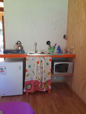 Fridge, oven, stovetop, electric kettle