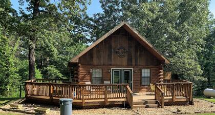 Kaunis Log Cabin vuodepaikkoja 6, 1/4 kilometrin päässä White River julkinen veneiden!