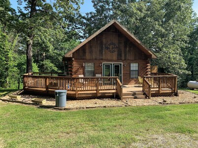 Beautiful Log Cabin w/loft. 1/2 mile to Red's Landing Boat Launch! A+ fishing.