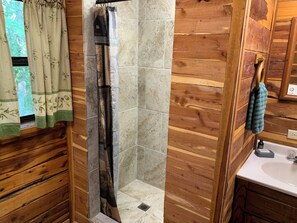 Douche, séchoir à cheveux, serviettes fournies, savon