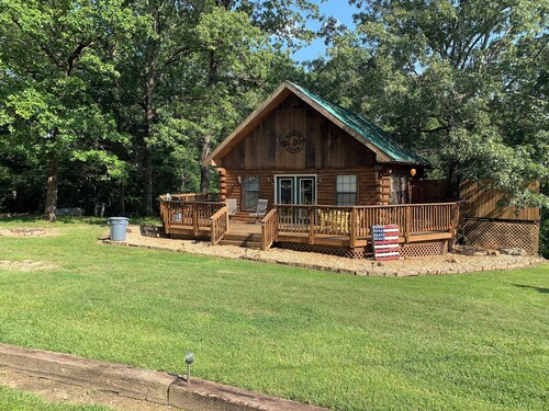 Kaunis Log Cabin vuodepaikkoja 6, 1/4 kilometrin päässä White River julkinen veneiden!
