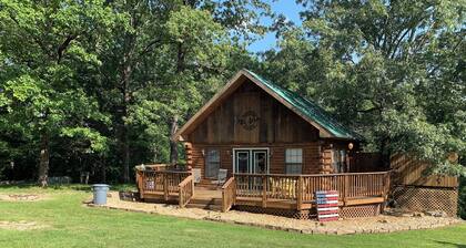 Kaunis Log Cabin vuodepaikkoja 6, 1/4 kilometrin päässä White River julkinen veneiden!