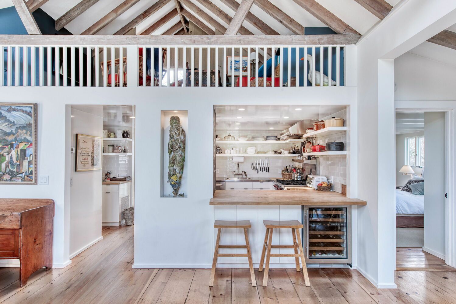 Beautiful water views, private, house and guest house, pool.