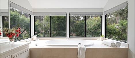 Tina con regadera y secadora de cabello