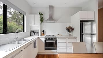 Jääkaappi, mikroaaltouuni, uuni, liesi