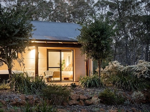 Exterior - Jarrah Grove Forest Retreat - Serenity Luxury Chalets (Rosa Glen)