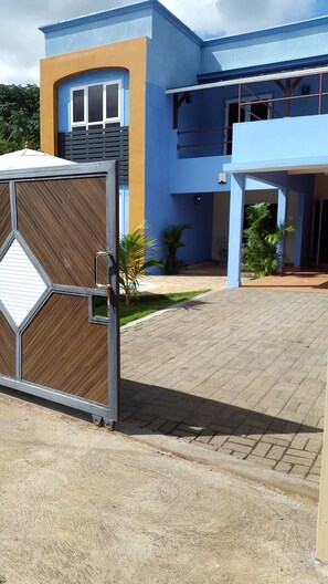 المنطقة المحيطة بالمنشأة