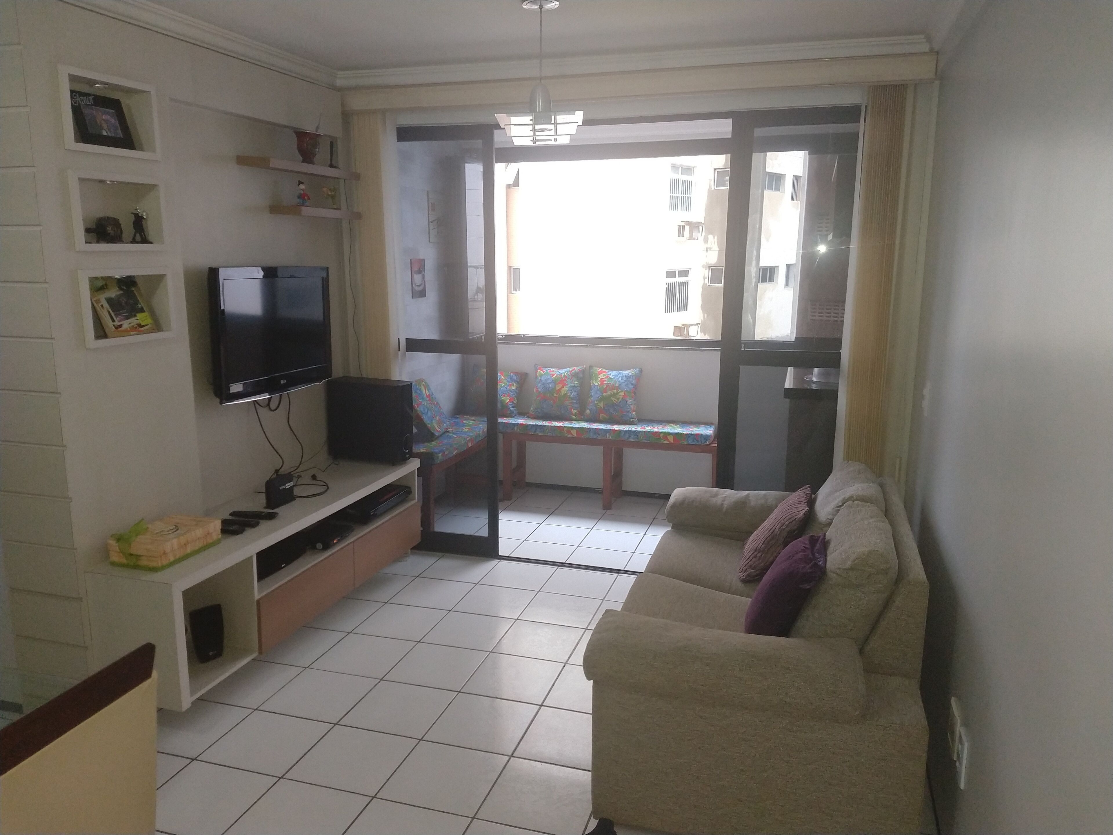 Télévision, lecteur de DVD, chaîne hi-fi