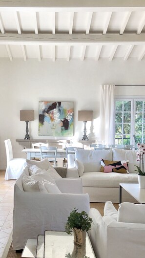 Televisión, chimenea, tenis de mesa y libros 