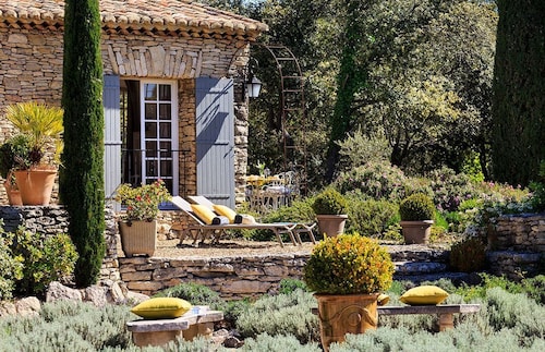 Gorgeous in Gordes, Elegantly Furnished with Pool, Tennis and Views 