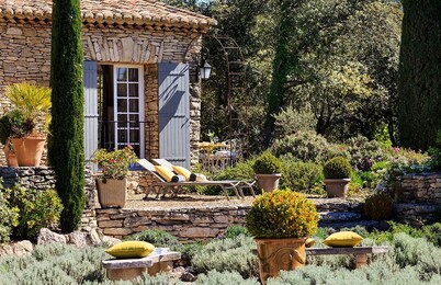 Gorgeous in Gordes, Elegantly Furnished with Pool, Tennis and Views 