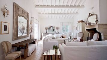 Télévision, cheminée, table de tennis de table, livres