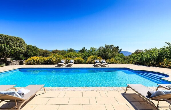 Alberca al aire libre y alberca climatizada