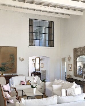 Televisión, chimenea, tenis de mesa y libros 